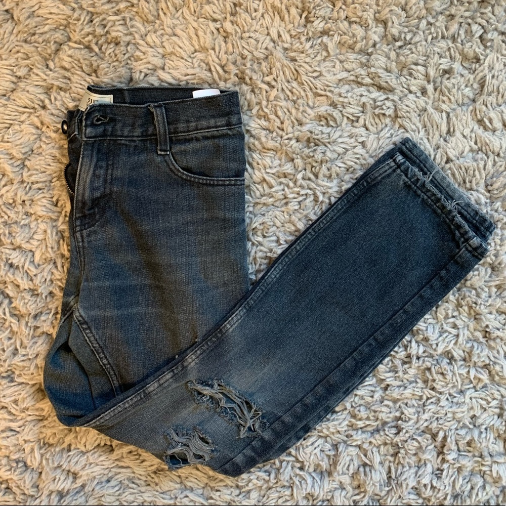 Levi’s black ripped straight leg jeans🖤